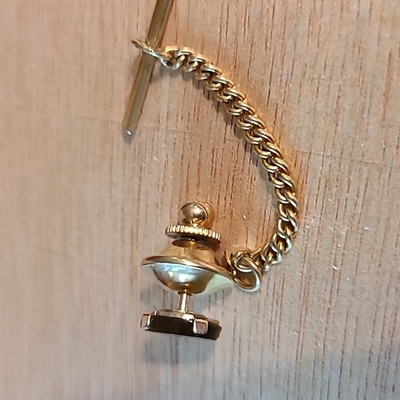 Vintage tie tack with gold tone and faux stone - Picture 3 of 5